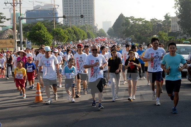 Over 18,000 Vietnamese people join 2015 Terry Fox Run - ảnh 1